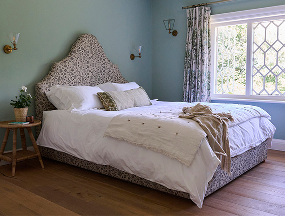 Gothic King Bed in RHS Collection Gertrude Jekyll Trailing Vine Brown